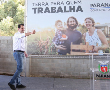 Governador Carlos Massa Ratinho Junior, durante solenidade realizada no município de Quitandinha, na Região Metropolitana de Curitiba, entregou títulos de regularização fundiária para 59 pequenos produtores rurais e confirmou recursos para a prefeitura adquirir equipamento rodoviário e veículo para uso na administração  -  Quitandinha, 13/06/2019  -  Foto: José Fernando Ogura/ANPr