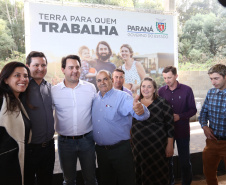 Governador Carlos Massa Ratinho Junior, durante solenidade realizada no município de Quitandinha, na Região Metropolitana de Curitiba, entregou títulos de regularização fundiária para 59 pequenos produtores rurais e confirmou recursos para a prefeitura adquirir equipamento rodoviário e veículo para uso na administração  -  Quitandinha, 13/06/2019  -  Foto: José Fernando Ogura/ANPr