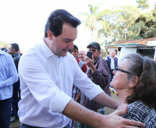 Governador Carlos Massa Ratinho Junior, durante solenidade realizada no município de Quitandinha, na Região Metropolitana de Curitiba, entregou títulos de regularização fundiária para 59 pequenos produtores rurais e confirmou recursos para a prefeitura adquirir equipamento rodoviário e veículo para uso na administração  -  Quitandinha, 13/06/2019  -  Foto: Rodrigo Félix Leal/ANPr