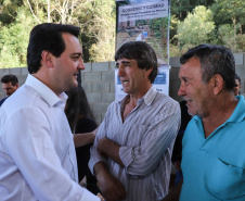 Governador Carlos Massa Ratinho Junior, durante solenidade realizada no município de Quitandinha, na Região Metropolitana de Curitiba, entregou títulos de regularização fundiária para 59 pequenos produtores rurais e confirmou recursos para a prefeitura adquirir equipamento rodoviário e veículo para uso na administração  -  Quitandinha, 13/06/2019  -  Foto: Rodrigo Félix Leal/ANPr