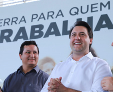 Governador Carlos Massa Ratinho Junior, durante solenidade realizada no município de Quitandinha, na Região Metropolitana de Curitiba, entregou títulos de regularização fundiária para 59 pequenos produtores rurais e confirmou recursos para a prefeitura adquirir equipamento rodoviário e veículo para uso na administração  -  Quitandinha, 13/06/2019  -  Foto: Rodrigo Félix Leal/ANPr