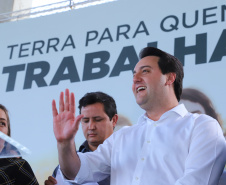 Governador Carlos Massa Ratinho Junior, durante solenidade realizada no município de Quitandinha, na Região Metropolitana de Curitiba, entregou títulos de regularização fundiária para 59 pequenos produtores rurais e confirmou recursos para a prefeitura adquirir equipamento rodoviário e veículo para uso na administração  -  Quitandinha, 13/06/2019  -  Foto: Rodrigo Félix Leal/ANPr
