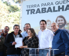 Governador Carlos Massa Ratinho Junior, durante solenidade realizada no município de Quitandinha, na Região Metropolitana de Curitiba, entregou títulos de regularização fundiária para 59 pequenos produtores rurais e confirmou recursos para a prefeitura adquirir equipamento rodoviário e veículo para uso na administração  -  Quitandinha, 13/06/2019  -  Foto: Rodrigo Félix Leal/ANPr