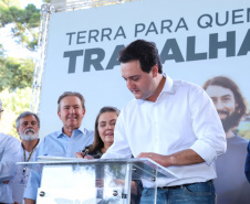 Governador Carlos Massa Ratinho Junior, durante solenidade realizada no município de Quitandinha, na Região Metropolitana de Curitiba, entregou títulos de regularização fundiária para 59 pequenos produtores rurais e confirmou recursos para a prefeitura adquirir equipamento rodoviário e veículo para uso na administração  -  Quitandinha, 13/06/2019  -  Foto: Rodrigo Félix Leal/ANPr