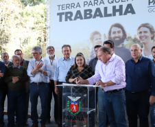 Governador Carlos Massa Ratinho Junior, durante solenidade realizada no município de Quitandinha, na Região Metropolitana de Curitiba, entregou títulos de regularização fundiária para 59 pequenos produtores rurais e confirmou recursos para a prefeitura adquirir equipamento rodoviário e veículo para uso na administração  -  Quitandinha, 13/06/2019  -  Foto: Rodrigo Félix Leal/ANPr