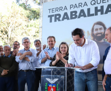 Governador Carlos Massa Ratinho Junior, durante solenidade realizada no município de Quitandinha, na Região Metropolitana de Curitiba, entregou títulos de regularização fundiária para 59 pequenos produtores rurais e confirmou recursos para a prefeitura adquirir equipamento rodoviário e veículo para uso na administração  -  Quitandinha, 13/06/2019  -  Foto: Rodrigo Félix Leal/ANPr