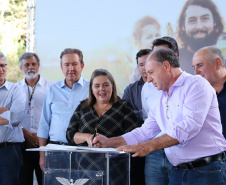Governador Carlos Massa Ratinho Junior, durante solenidade realizada no município de Quitandinha, na Região Metropolitana de Curitiba, entregou títulos de regularização fundiária para 59 pequenos produtores rurais e confirmou recursos para a prefeitura adquirir equipamento rodoviário e veículo para uso na administração  -  Quitandinha, 13/06/2019  -  Foto: Rodrigo Félix Leal/ANPr