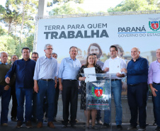 Governador Carlos Massa Ratinho Junior, durante solenidade realizada no município de Quitandinha, na Região Metropolitana de Curitiba, entregou títulos de regularização fundiária para 59 pequenos produtores rurais e confirmou recursos para a prefeitura adquirir equipamento rodoviário e veículo para uso na administração  -  Quitandinha, 13/06/2019  -  Foto: Rodrigo Félix Leal/ANPr