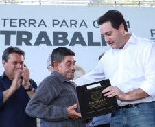 Governador Carlos Massa Ratinho Junior, durante solenidade realizada no município de Quitandinha, na Região Metropolitana de Curitiba, entregou títulos de regularização fundiária para 59 pequenos produtores rurais e confirmou recursos para a prefeitura adquirir equipamento rodoviário e veículo para uso na administração  -  Quitandinha, 13/06/2019  -  Foto: Rodrigo Félix Leal/ANPr