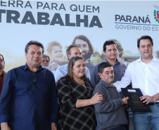 Governador Carlos Massa Ratinho Junior, durante solenidade realizada no município de Quitandinha, na Região Metropolitana de Curitiba, entregou títulos de regularização fundiária para 59 pequenos produtores rurais e confirmou recursos para a prefeitura adquirir equipamento rodoviário e veículo para uso na administração  -  Quitandinha, 13/06/2019  -  Foto: Rodrigo Félix Leal/ANPr