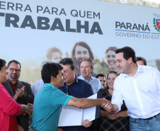 Governador Carlos Massa Ratinho Junior, durante solenidade realizada no município de Quitandinha, na Região Metropolitana de Curitiba, entregou títulos de regularização fundiária para 59 pequenos produtores rurais e confirmou recursos para a prefeitura adquirir equipamento rodoviário e veículo para uso na administração  -  Quitandinha, 13/06/2019  -  Foto: Rodrigo Félix Leal/ANPr