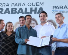 Governador Carlos Massa Ratinho Junior, durante solenidade realizada no município de Quitandinha, na Região Metropolitana de Curitiba, entregou títulos de regularização fundiária para 59 pequenos produtores rurais e confirmou recursos para a prefeitura adquirir equipamento rodoviário e veículo para uso na administração  -  Quitandinha, 13/06/2019  -  Foto: Rodrigo Félix Leal/ANPr