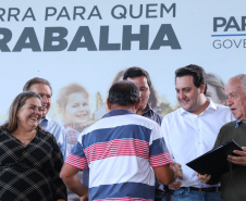 Governador Carlos Massa Ratinho Junior, durante solenidade realizada no município de Quitandinha, na Região Metropolitana de Curitiba, entregou títulos de regularização fundiária para 59 pequenos produtores rurais e confirmou recursos para a prefeitura adquirir equipamento rodoviário e veículo para uso na administração  -  Quitandinha, 13/06/2019  -  Foto: Rodrigo Félix Leal/ANPr