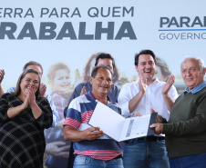 Governador Carlos Massa Ratinho Junior, durante solenidade realizada no município de Quitandinha, na Região Metropolitana de Curitiba, entregou títulos de regularização fundiária para 59 pequenos produtores rurais e confirmou recursos para a prefeitura adquirir equipamento rodoviário e veículo para uso na administração  -  Quitandinha, 13/06/2019  -  Foto: Rodrigo Félix Leal/ANPr