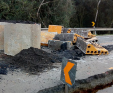 O Departamento de Estradas de Rodagem do Paraná (DER/PR) alerta que a PR-340 continua totalmente interditada no trecho que vai do entroncamento com a BR-153 até o trevo da PR-160, entre os municípios de Tibagi e Telêmaco Borba, na região dos Campos Gerais.  Foto: Divulgação DER