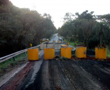 O Departamento de Estradas de Rodagem do Paraná (DER/PR) alerta que a PR-340 continua totalmente interditada no trecho que vai do entroncamento com a BR-153 até o trevo da PR-160, entre os municípios de Tibagi e Telêmaco Borba, na região dos Campos Gerais.  Foto: Divulgação DER