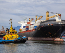 Nesta sexta-feira (14), as operações e manobras de atracação e desatracação de navios nos Portos do Paraná foram intensas. No mesmo ritmo seguem durante todo o final de semana. A previsão da Diretoria de Operações é que o cais público e píeres de Paranaguá sejam 100% ocupados nos próximos dias.Foto: Claudio Neves/Portos do Paraná