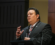 O controlador-geral do Estado, Raul Siqueira, na abertura dos painéis apresentando a recém-aprovada Lei Estadual, que regulamenta o Programa de Integridade e Compliance, durante I Simpósio de Combate à Corrupção na Administração Pública na Sede da OAB em Curitiba.  Curitiba, 14/06/2019 -  Foto: Geraldo Bubniak/ANPr