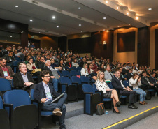 O controlador-geral do Estado, Raul Siqueira, na abertura dos painéis apresentando a recém-aprovada Lei Estadual, que regulamenta o Programa de Integridade e Compliance, durante I Simpósio de Combate à Corrupção na Administração Pública na Sede da OAB em Curitiba.  Curitiba, 14/06/2019 -  Foto: Geraldo Bubniak/ANPr