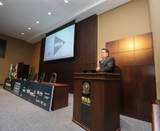 O controlador-geral do Estado, Raul Siqueira, na abertura dos painéis apresentando a recém-aprovada Lei Estadual, que regulamenta o Programa de Integridade e Compliance, durante I Simpósio de Combate à Corrupção na Administração Pública na Sede da OAB em Curitiba.  Curitiba, 14/06/2019 -  Foto: Geraldo Bubniak/ANPr
