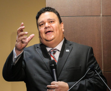O controlador-geral do Estado, Raul Siqueira, na abertura dos painéis apresentando a recém-aprovada Lei Estadual, que regulamenta o Programa de Integridade e Compliance, durante I Simpósio de Combate à Corrupção na Administração Pública na Sede da OAB em Curitiba.  Curitiba, 14/06/2019 -  Foto: Geraldo Bubniak/ANPr