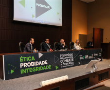 Painel 1: Instrumento Do Compliance Na Administração Pública com AndreaStrapasson,  Marcos Turbay, Phillip Gil França  e Rodrigo Pironti  durante I Simpósio de Combate à Corrupção na Administração Pública na Sede da OAB em Curitiba.  Curitiba, 14/06/2019 -  Foto: Geraldo Bubniak/ANPr