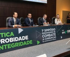 Painel 1: Instrumento Do Compliance Na Administração Pública com AndreaStrapasson,  Marcos Turbay, Phillip Gil França  e Rodrigo Pironti  durante I Simpósio de Combate à Corrupção na Administração Pública na Sede da OAB em Curitiba.  Curitiba, 14/06/2019 -  Foto: Geraldo Bubniak/ANPr