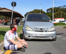Um acidente de grandes proporções chamou a atenção de quem passou por um dos estacionamentos do Parque Barigui, em Curitiba, neste sábado (15)