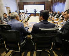O governador Carlos Massa Ratinho Junior reuniu-se com representantes das Artes Marciais. Participaram: superintendente do Esporte, Hélio Wirbiski; deputado Alexandre Amaro; entre outros.Curitiba, 17-06-19.Foto: Arnaldo Alves / ANPr.