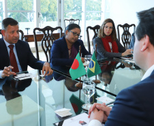 Governador Carlos Massa Ratinho Jr recebe o  embaixador de Bangladesh Zulfiqar Rahman. -  Curitiba,17/06/2019 Foto: Rodrigo Félix Leal/ANPr