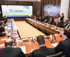 Os proprietários de veículos no Paraná podem contar com mais uma facilidade digital. Nesta terça-feira (18), durante a reunião do governador Carlos Massa Ratinho Junior com o secretariado, realizada no Palácio Iguaçu, foi lançado o Certificado de Registro e Licenciamento de Veículo Digital (CRLV).  -  Curitiba, 18/06/2019  -   Foto: Rodrigo Félix Leal/ANPr