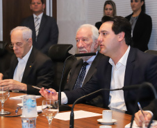 Os proprietários de veículos no Paraná podem contar com mais uma facilidade digital. Nesta terça-feira (18), durante a reunião do governador Carlos Massa Ratinho Junior com o secretariado, realizada no Palácio Iguaçu, foi lançado o Certificado de Registro e Licenciamento de Veículo Digital (CRLV).  -  Curitiba, 18/06/2019  -   Foto: Rodrigo Félix Leal/ANPr