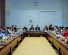 O governador Massa Ratinho Junior recebeu nesta terça-feira (18) chefes de núcleos das regiões de Apucarana, Maringá e Ivaiporã. Foi o segundo encontro de representantes das diversas áreas do governo no Interior com o objetivo de ampliar a integração e alinhar informações sobre programas, ações e resultados dos primeiros meses de gestão.  -  Curitiba, 18/06/2019  -  Foto: Guilherme Flores/Casa Civil