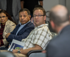 O embaixador de Bangladesh no Brasil, Zulfiqar Rahman, visitou o Porto de Paranaguá nesta terça-feira (18) com o objetivo de conhecer a estrutura e discutir a possibilidade de novos negócios entre o país asiático e os exportadores paranaenses.   -  Paranaguá, 18/06/2019  -  Foto: Cláudio Neves/Portos do Paraná