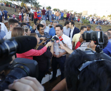 Londrina, no Norte do Paraná, ganhou uma unidade do projeto Arena Multiuso, espaço para atividades esportivas e de recreação, implantado pelo Governo do  Estado, em parceria com o município. Instalada no conjunto residencial Vista Bela, a unidade foi entregue à comunidade pelo governador Carlos Massa Ratinho Junior, nesta quinta-feira (20).  -  Londrina, 20/06/2019  -  Foto: Arnaldo Alves/ANPr