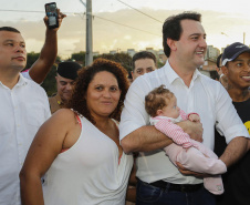 Londrina, no Norte do Paraná, ganhou uma unidade do projeto Arena Multiuso, espaço para atividades esportivas e de recreação, implantado pelo Governo do  Estado, em parceria com o município. Instalada no conjunto residencial Vista Bela, a unidade foi entregue à comunidade pelo governador Carlos Massa Ratinho Junior, nesta quinta-feira (20).  -  Londrina, 20/06/2019  -  Foto: Arnaldo Alves/ANPr
