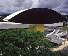 Quem quiser aproveitar o domingo, 23, no Museu Oscar Niemeyer poderá participar das ações gratuitas organizadas pela Equipe do Educativo.  -  Foto: Leonardo Finotti