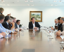 O governador Carlos Massa Ratinho Junior afirmou nesta terça-feira (25), no Palácio Iguaçu, durante o lançamento oficial do Conselho Gestor da Erva-Mate (Cogemate), que o Estado vai incentivar o desenvolvimento do cultivo da erva-mate e que o produto pode ser o propulsor de diversas iniciativas da gestão, como incentivo ao turismo, geração de emprego e industrialização da cadeia de alimentos.Foto: Rodrigo Felix Leal/ANPr