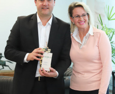 O governador Carlos Massa Ratinho Junior afirmou nesta terça-feira (25), no Palácio Iguaçu, durante o lançamento oficial do Conselho Gestor da Erva-Mate (Cogemate), que o Estado vai incentivar o desenvolvimento do cultivo da erva-mate e que o produto pode ser o propulsor de diversas iniciativas da gestão, como incentivo ao turismo, geração de emprego e industrialização da cadeia de alimentos.Foto: Rodrigo Felix Leal/ANPr