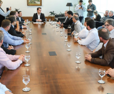 O governador Carlos Massa Ratinho Junior afirmou nesta terça-feira (25), no Palácio Iguaçu, durante o lançamento oficial do Conselho Gestor da Erva-Mate (Cogemate), que o Estado vai incentivar o desenvolvimento do cultivo da erva-mate e que o produto pode ser o propulsor de diversas iniciativas da gestão, como incentivo ao turismo, geração de emprego e industrialização da cadeia de alimentos.Foto: Rodrigo Felix Leal/ANPr
