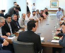 O governador Carlos Massa Ratinho Junior afirmou nesta terça-feira (25), no Palácio Iguaçu, durante o lançamento oficial do Conselho Gestor da Erva-Mate (Cogemate), que o Estado vai incentivar o desenvolvimento do cultivo da erva-mate e que o produto pode ser o propulsor de diversas iniciativas da gestão, como incentivo ao turismo, geração de emprego e industrialização da cadeia de alimentos.Foto: Rodrigo Felix Leal/ANPr