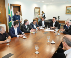 O governador Carlos Massa Ratinho Junior afirmou nesta terça-feira (25), no Palácio Iguaçu, durante o lançamento oficial do Conselho Gestor da Erva-Mate (Cogemate), que o Estado vai incentivar o desenvolvimento do cultivo da erva-mate e que o produto pode ser o propulsor de diversas iniciativas da gestão, como incentivo ao turismo, geração de emprego e industrialização da cadeia de alimentos.Foto: Rodrigo Felix Leal/ANPr