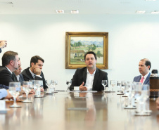 O governador Carlos Massa Ratinho Junior afirmou nesta terça-feira (25), no Palácio Iguaçu, durante o lançamento oficial do Conselho Gestor da Erva-Mate (Cogemate), que o Estado vai incentivar o desenvolvimento do cultivo da erva-mate e que o produto pode ser o propulsor de diversas iniciativas da gestão, como incentivo ao turismo, geração de emprego e industrialização da cadeia de alimentos.Foto: Rodrigo Felix Leal/ANPr