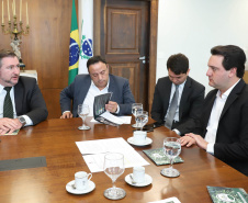 O governador Carlos Massa Ratinho Junior afirmou nesta terça-feira (25), no Palácio Iguaçu, durante o lançamento oficial do Conselho Gestor da Erva-Mate (Cogemate), que o Estado vai incentivar o desenvolvimento do cultivo da erva-mate e que o produto pode ser o propulsor de diversas iniciativas da gestão, como incentivo ao turismo, geração de emprego e industrialização da cadeia de alimentos.Foto: Rodrigo Felix Leal/ANPr
