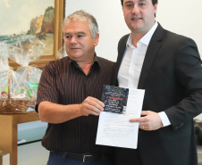 O governador Carlos Massa Ratinho Junior afirmou nesta terça-feira (25), no Palácio Iguaçu, durante o lançamento oficial do Conselho Gestor da Erva-Mate (Cogemate), que o Estado vai incentivar o desenvolvimento do cultivo da erva-mate e que o produto pode ser o propulsor de diversas iniciativas da gestão, como incentivo ao turismo, geração de emprego e industrialização da cadeia de alimentos.Foto: Rodrigo Felix Leal/ANPr