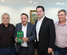 O governador Carlos Massa Ratinho Junior afirmou nesta terça-feira (25), no Palácio Iguaçu, durante o lançamento oficial do Conselho Gestor da Erva-Mate (Cogemate), que o Estado vai incentivar o desenvolvimento do cultivo da erva-mate e que o produto pode ser o propulsor de diversas iniciativas da gestão, como incentivo ao turismo, geração de emprego e industrialização da cadeia de alimentos.Foto: Rodrigo Felix Leal/ANPr