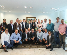 O governador Carlos Massa Ratinho Junior afirmou nesta terça-feira (25), no Palácio Iguaçu, durante o lançamento oficial do Conselho Gestor da Erva-Mate (Cogemate), que o Estado vai incentivar o desenvolvimento do cultivo da erva-mate e que o produto pode ser o propulsor de diversas iniciativas da gestão, como incentivo ao turismo, geração de emprego e industrialização da cadeia de alimentos.Foto: Rodrigo Felix Leal/ANPr
