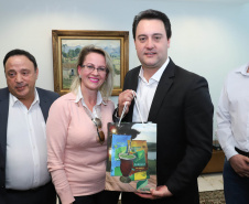 O governador Carlos Massa Ratinho Junior afirmou nesta terça-feira (25), no Palácio Iguaçu, durante o lançamento oficial do Conselho Gestor da Erva-Mate (Cogemate), que o Estado vai incentivar o desenvolvimento do cultivo da erva-mate e que o produto pode ser o propulsor de diversas iniciativas da gestão, como incentivo ao turismo, geração de emprego e industrialização da cadeia de alimentos.Foto: Rodrigo Felix Leal/ANPr