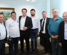 O governador Carlos Massa Ratinho Junior afirmou nesta terça-feira (25), no Palácio Iguaçu, durante o lançamento oficial do Conselho Gestor da Erva-Mate (Cogemate), que o Estado vai incentivar o desenvolvimento do cultivo da erva-mate e que o produto pode ser o propulsor de diversas iniciativas da gestão, como incentivo ao turismo, geração de emprego e industrialização da cadeia de alimentos.Foto: Rodrigo Felix Leal/ANPr
