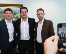 O governador Carlos Massa Ratinho Junior afirmou nesta terça-feira (25), no Palácio Iguaçu, durante o lançamento oficial do Conselho Gestor da Erva-Mate (Cogemate), que o Estado vai incentivar o desenvolvimento do cultivo da erva-mate e que o produto pode ser o propulsor de diversas iniciativas da gestão, como incentivo ao turismo, geração de emprego e industrialização da cadeia de alimentos.Foto: Rodrigo Felix Leal/ANPr